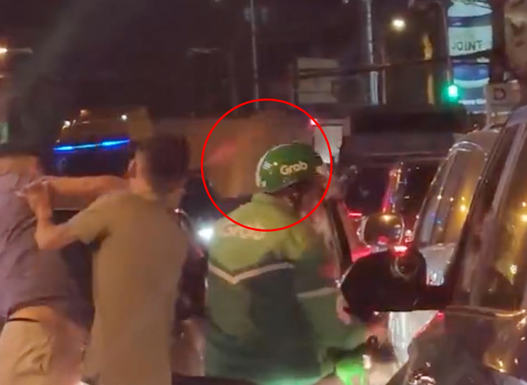 Thịnh dùng gậy đánh vào vùng đầu của anh M.. Ảnh cắt từ clip. Thịnh dùng gậy đánh vào vùng đầu của anh M.. Ảnh cắt từ clip.