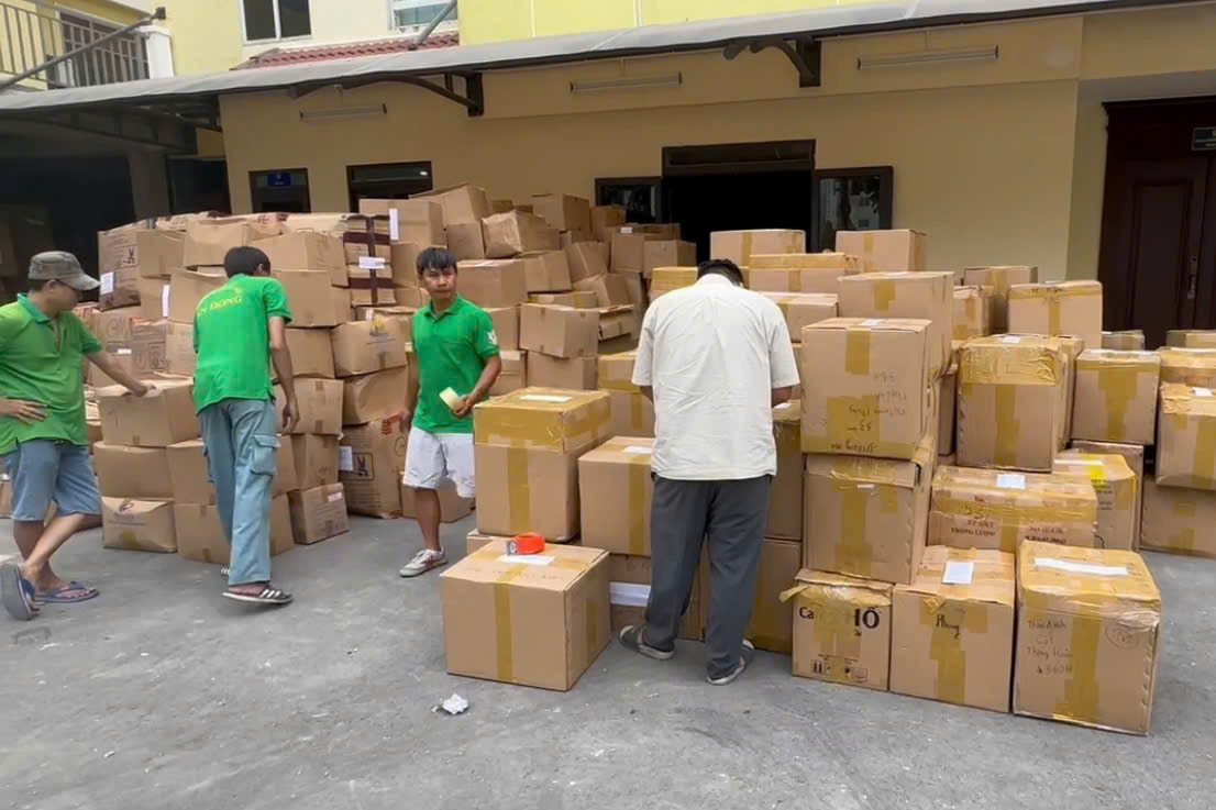 Lực lượng chức năng huy động 11 xe tải để chở tang vật. Ảnh: C.A. Lực lượng chức năng huy động 11 xe tải để chở tang vật. Ảnh: C.A.