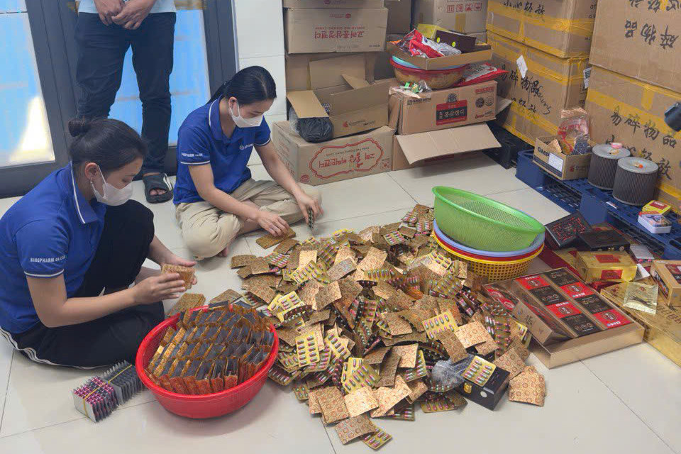 Vợ chồng Diệu thuê người thân sản xuất để khép kín quy trình. Ảnh: C.A. Vợ chồng Diệu thuê người thân sản xuất để khép kín quy trình. Ảnh: C.A.