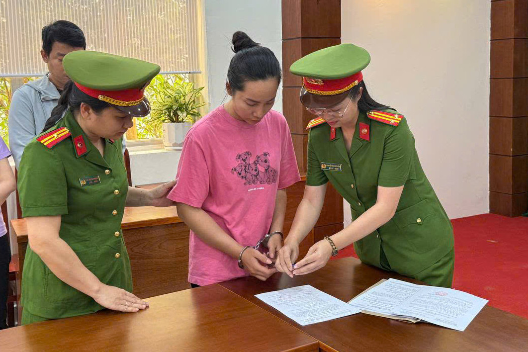 Cơ quan điều tra tống đạt các quyết định đối với Nguyễn Thị Ngọc Hương. Ảnh: C.A. Cơ quan điều tra tống đạt các quyết định đối với Nguyễn Thị Ngọc Hương. Ảnh: C.A.