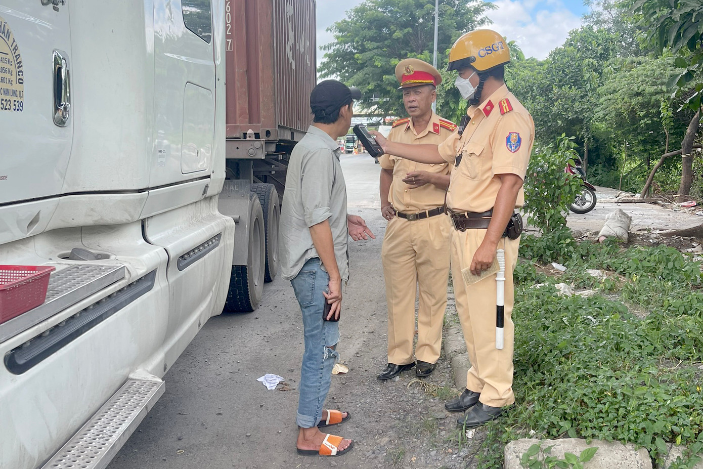 Ngoài kiểm tra giấy tờ, lực lượng CSGT kiểm tra nồng độ cồn và chất kích thích với tài xế. Trong sáng 15/8, Trạm CSGT Tân Túc lập biên bản xử phạt 4 trường hợp, Đội CSGT Nam Sài Gòn xử phạt 3 trường hợp vi phạm trật tự an toàn giao thông.