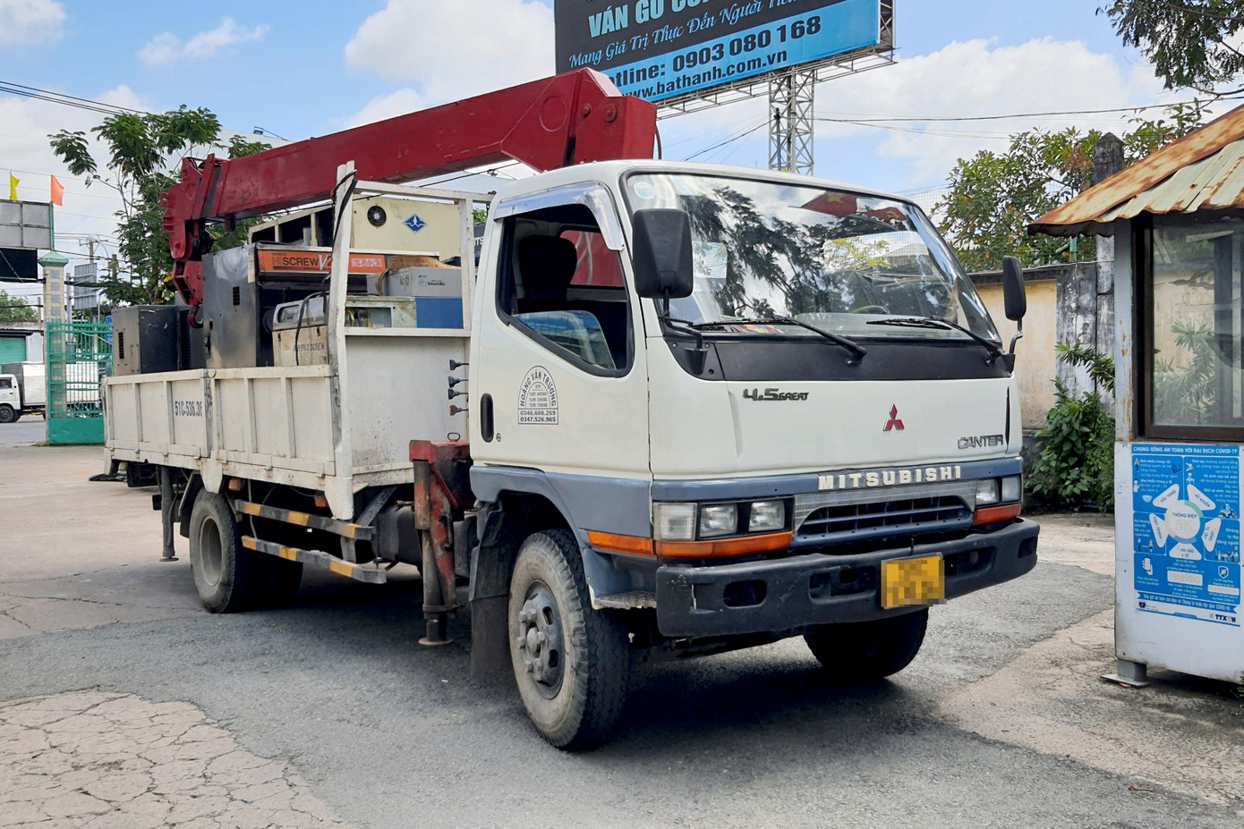 Cũng trên quốc lộ 1, Trạm CSGT Tân Túc tiến hành cân tải trọng xe tải 7,5 tấn biển số TPHCM do tài xế K.Q.T (32 tuổi, quê Sóc Trăng) điều khiển và phát hiện phương tiện này chở hàng vượt quá quy định 78%. Với lỗi trên, tài xế T bị phạt 6 triệu đồng và tước giấy phép lái xe 2 tháng.