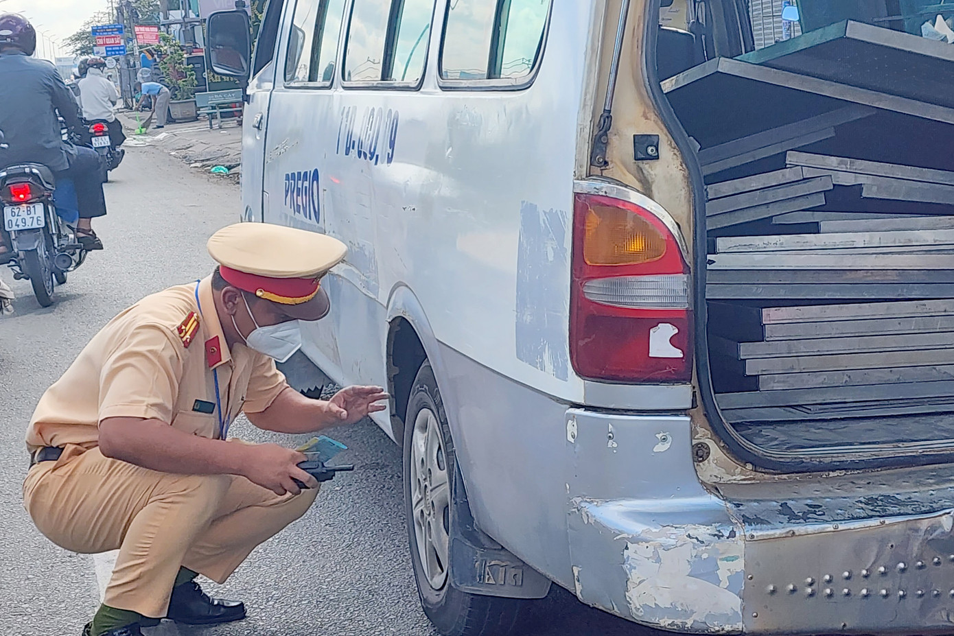 Đợt ra quân lần này tập trung xử lý các vi phạm về tốc độ, nồng độ cồn, ma túy, xe hết niên hạn sử dụng, quá hạn kiểm định, chở hàng quá khổ, quá tải. Lực lượng CSGT của Trạm CSGT Tân Túc kiểm tra ô tô 16 lưu thông trên quốc lộ 1 (huyện Bình Chánh) vào sáng 15/8.