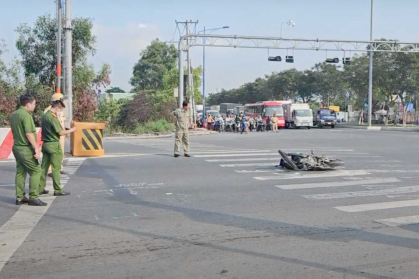 Công an khám nghiệm hiện trường tai nạn khiến ông B. tử vong. Công an khám nghiệm hiện trường tai nạn khiến ông B. tử vong.