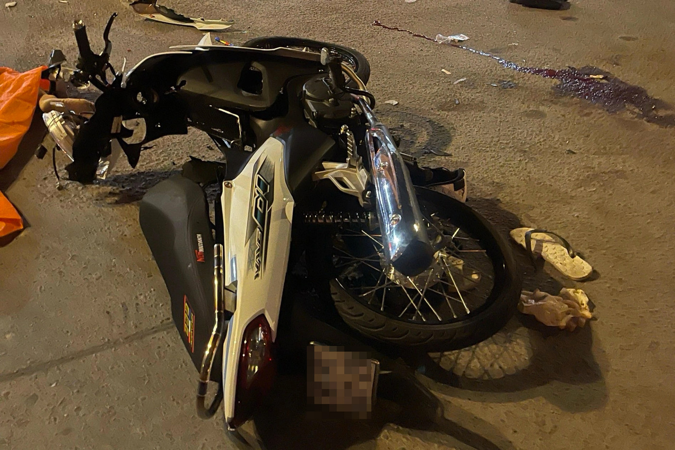 Xe máy của 2 thanh niên bị hư hỏng nhiều bộ phận. Xe máy của 2 thanh niên bị hư hỏng nhiều bộ phận.