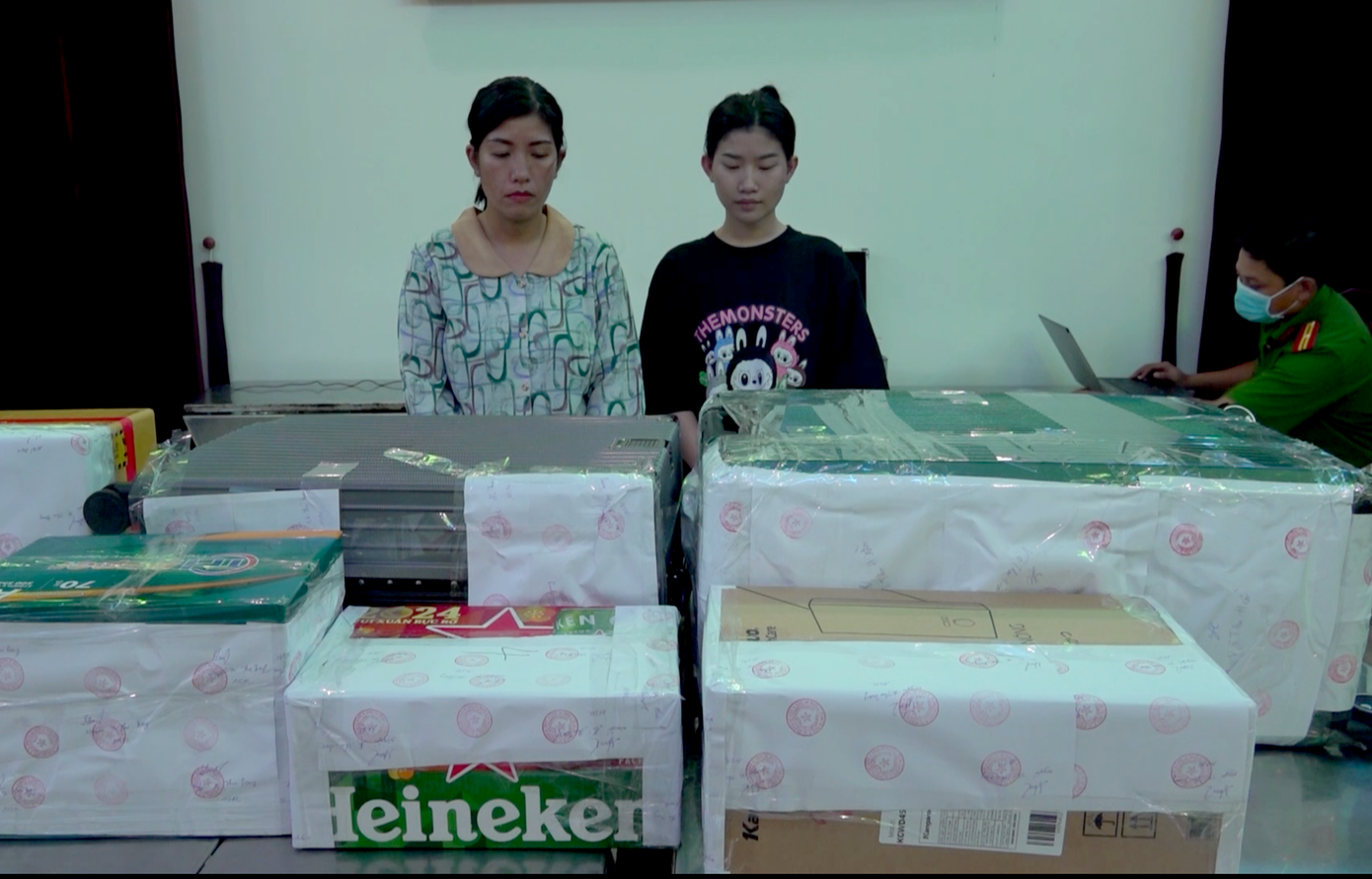 Từ trái qua, Trang, Hiền và tang vật vụ án. Ảnh: Công an cung cấp.