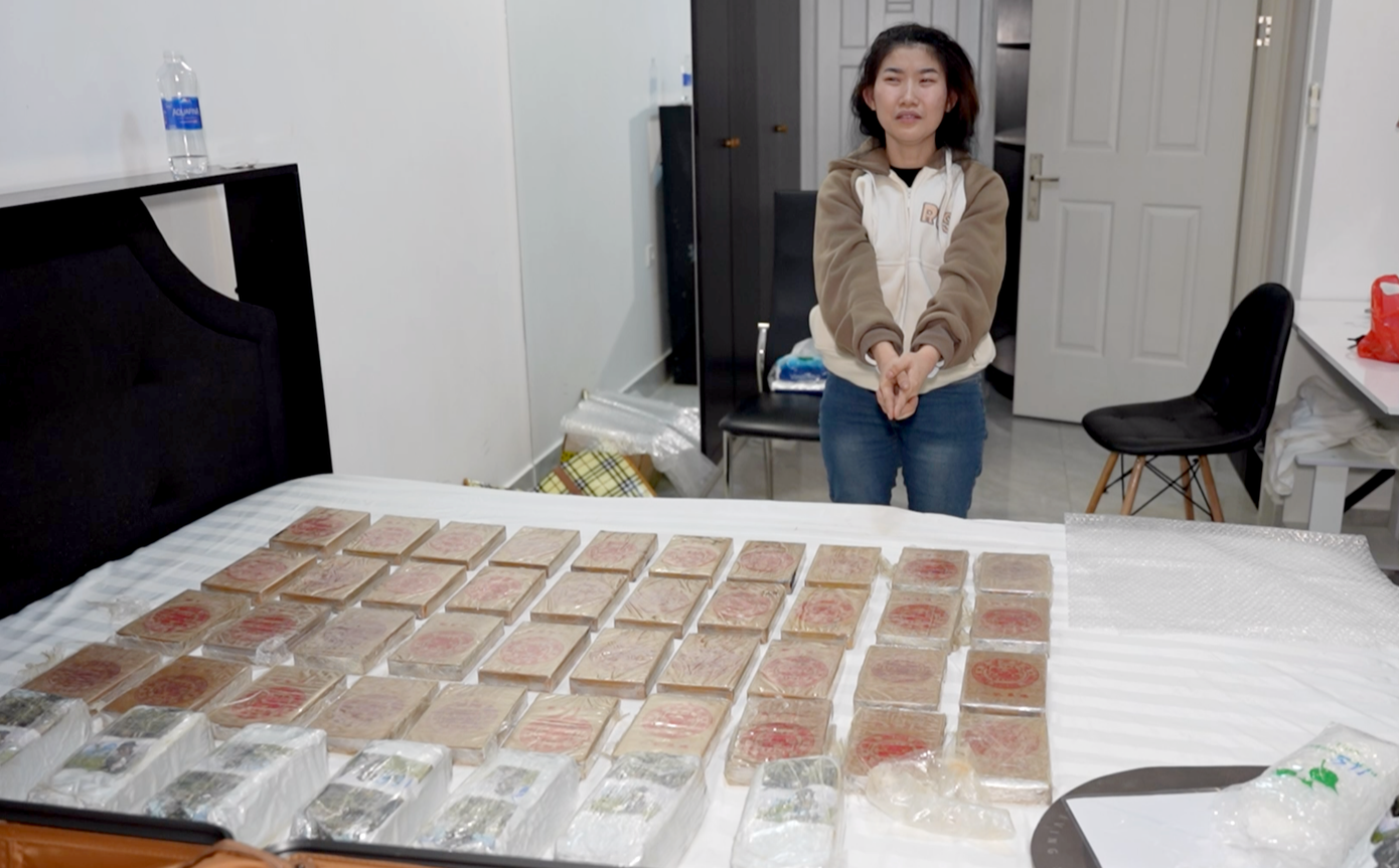 Đối tượng Hiền và hơn 22kg ma túy được lực lượng chức năng phát hiện tại nơi ở. Ảnh: Công an cung cấp.