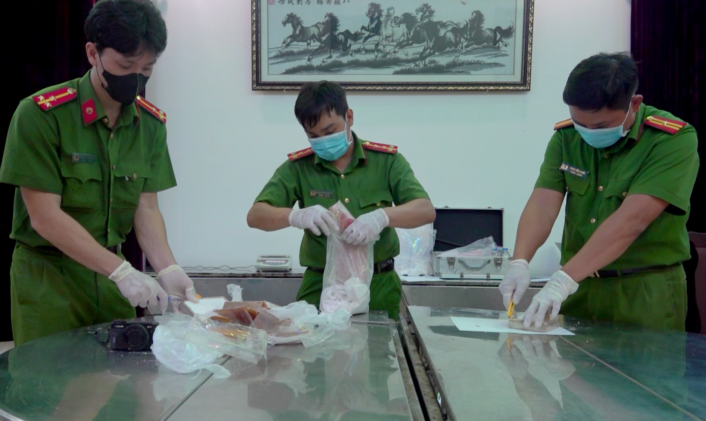 Cơ quan công an kiểm tra tang vật. Ảnh: Công an cung cấp.