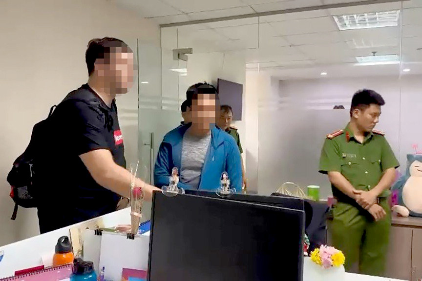 Công an làm việc với giám đốc (áo đen) có quốc tịch một nước ở Đông Âu điều hành 3 công ty (Ảnh: Công an cung cấp).