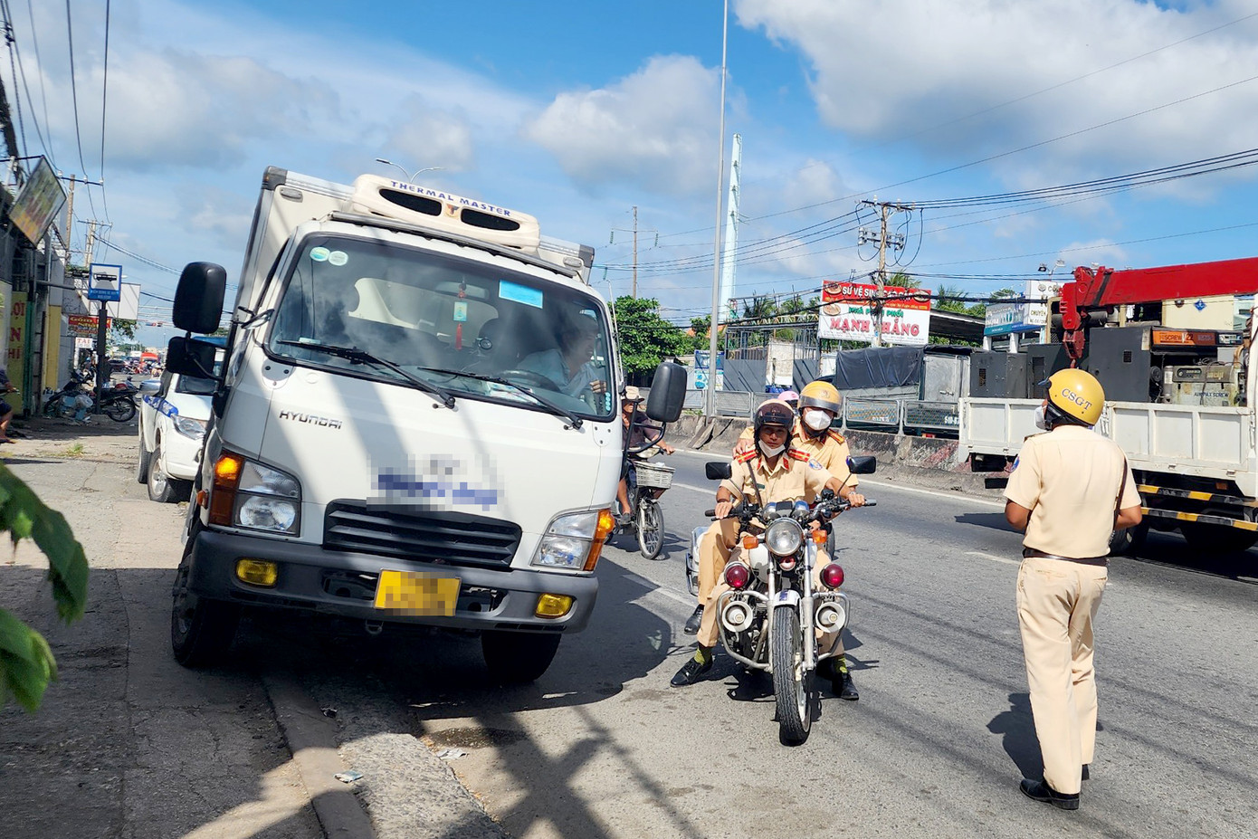 Trạm CSGT Tân Túc tuần tra, xử lý sau lễ ra quân. Ảnh: Hoàng Thuận