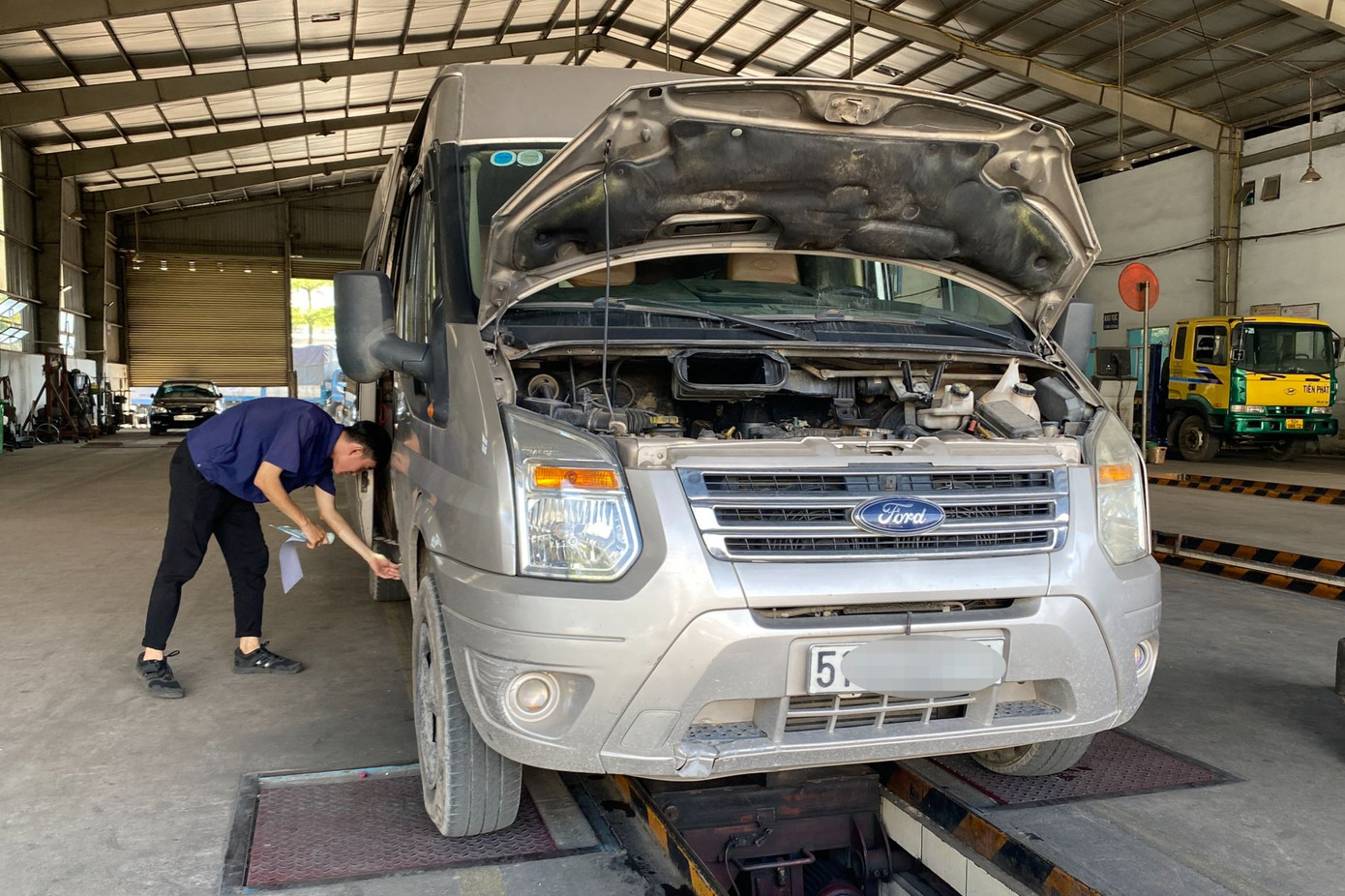 Nhân viên TTĐK xe cơ giới 50-07V (quận Bình Tân) kiểm tra ô tô đến đăng kiểm. Ảnh: A.H. Nhân viên TTĐK xe cơ giới 50-07V (quận Bình Tân) kiểm tra ô tô đến đăng kiểm. Ảnh: A.H.