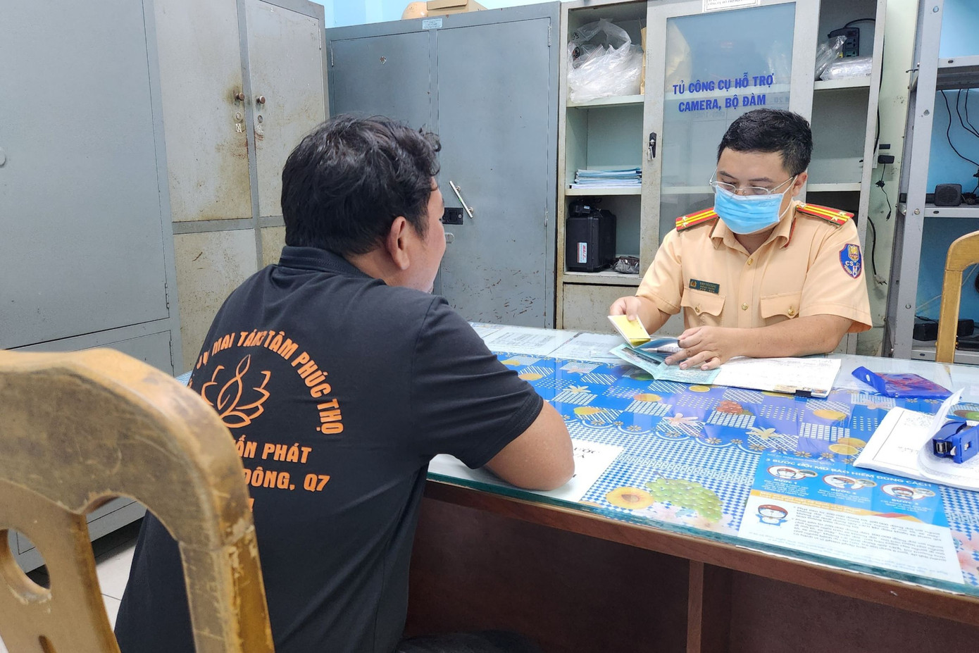 Lực lượng CSGT làm việc với ông P.D.T. Ảnh: Đ.T. Lực lượng CSGT làm việc với ông P.D.T. Ảnh: Đ.T.