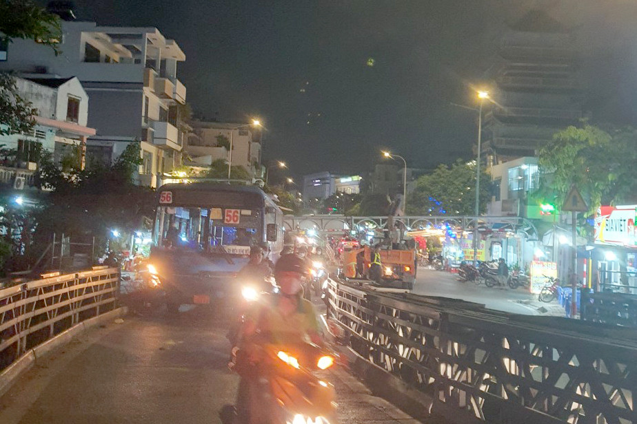 Cầu An Phú Đông cấm xe tải, xe khách lưu thông. Ảnh: Nguyễn Dũng.