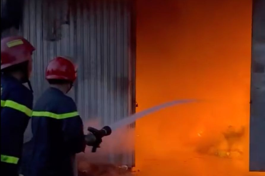 Lính cứu hỏa phun nước vào bên trong để dập lửa.