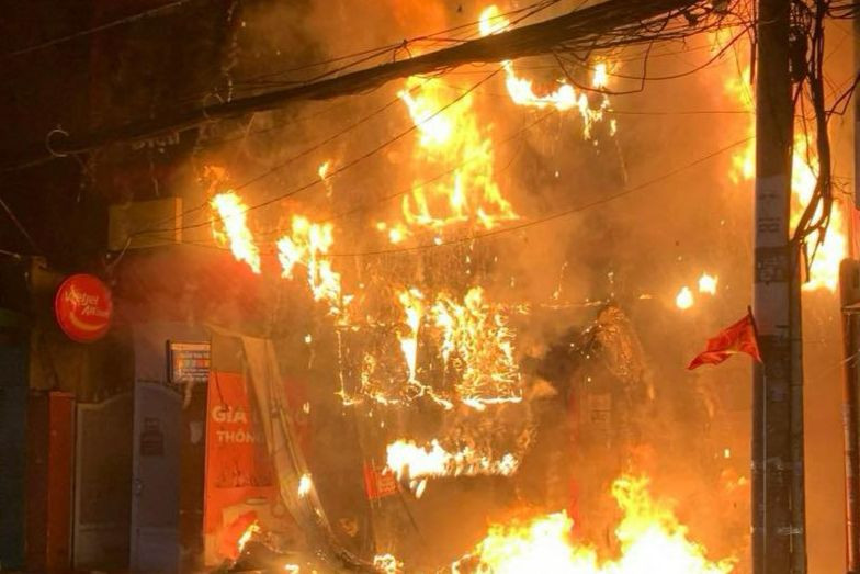 Lửa bao trùm cửa hàng điện thoại.
