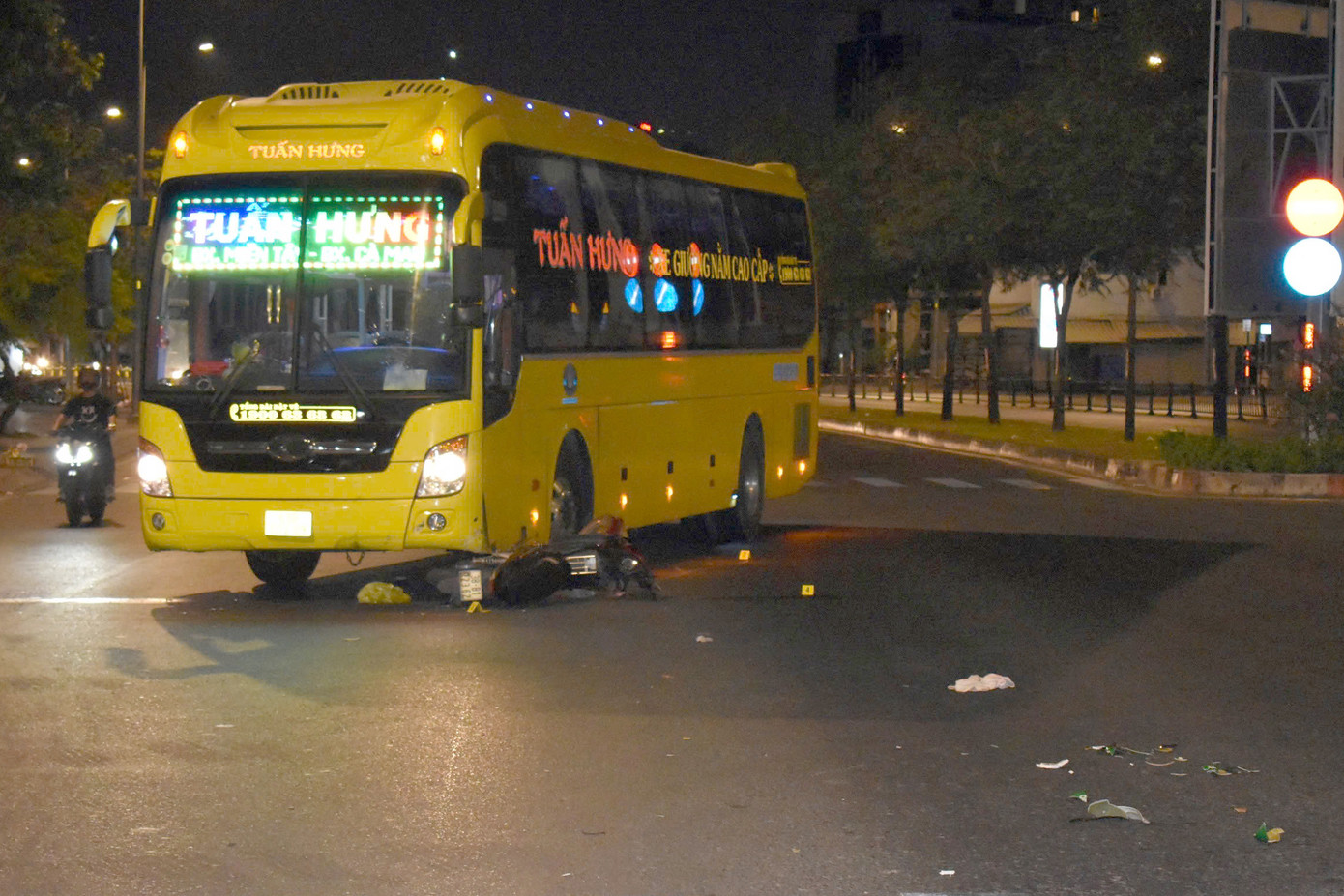Hiện trường tai nạn do xe máy chuyển hướng không đúng quy định dẫn đến va chạm với xe khách trên đường Kinh Dương Vương, quận Bình Tân. Ảnh: PC08. Hiện trường tai nạn do xe máy chuyển hướng không đúng quy định dẫn đến va chạm với xe khách trên đường Kinh Dương Vương, quận Bình Tân. Ảnh: PC08.