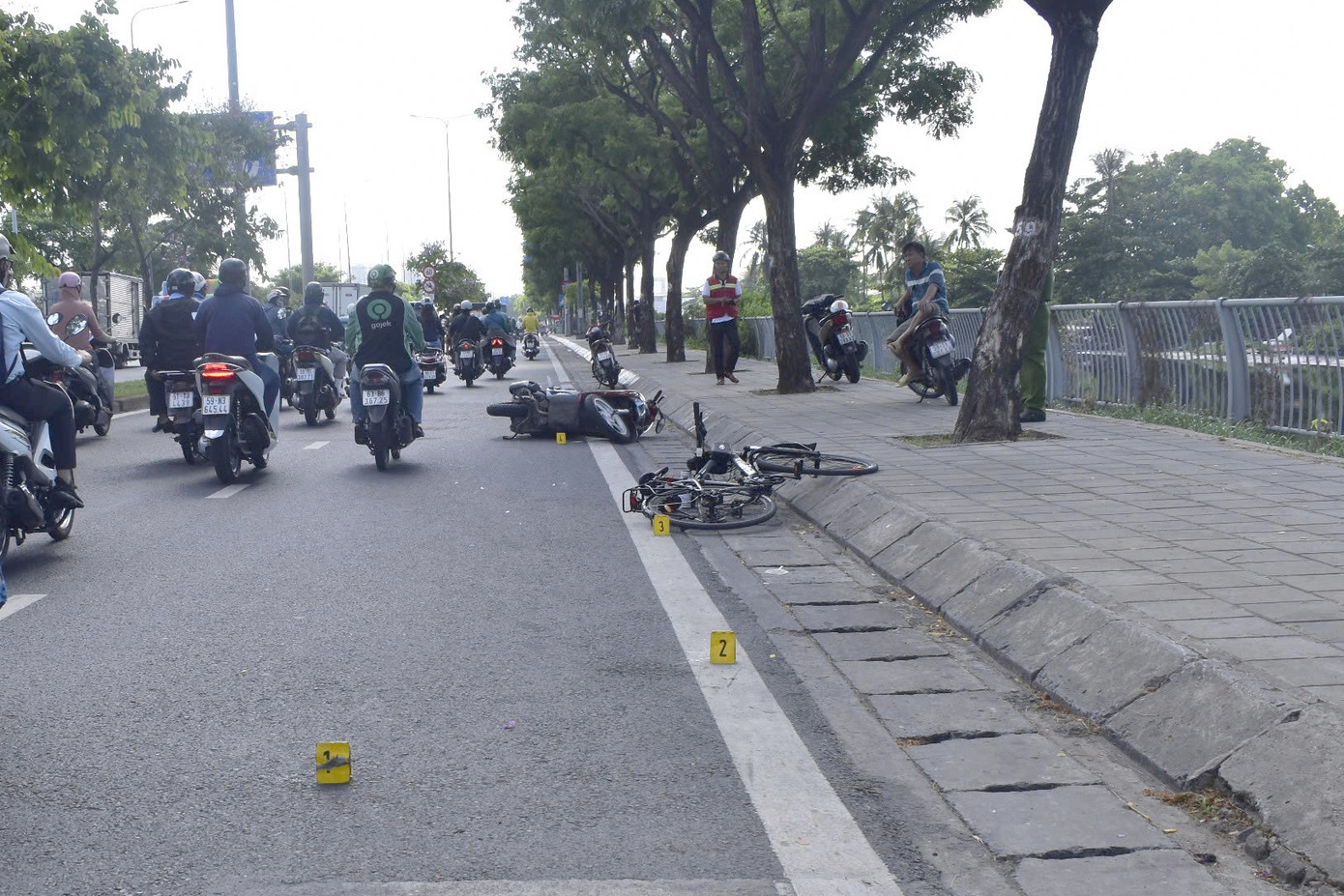 Người điều khiển xe máy bị đề nghị khởi tố do gây TNGT khiến người đi xe đạp bị thương tích 76%. Ảnh: PC08. Người điều khiển xe máy bị đề nghị khởi tố do gây TNGT khiến người đi xe đạp bị thương tích 76%. Ảnh: PC08.