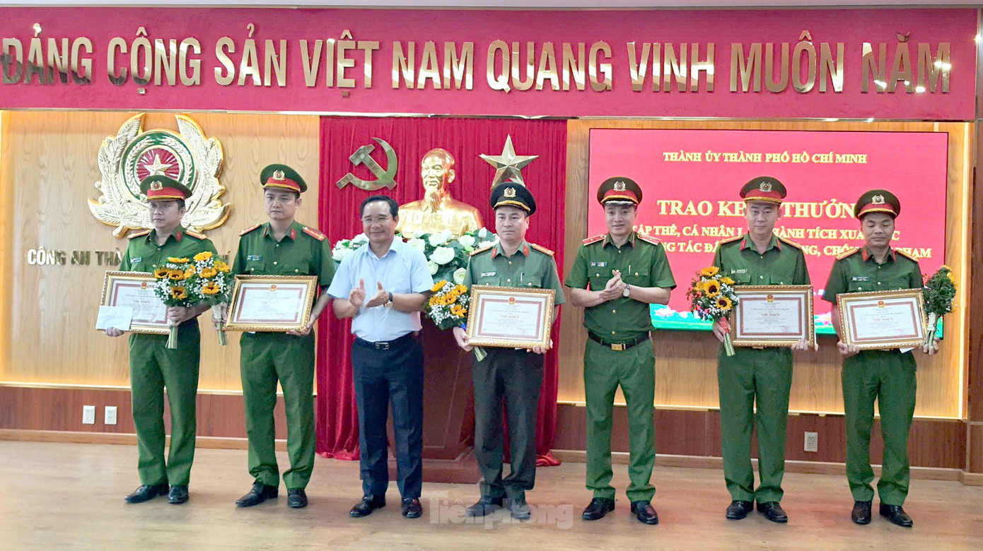 Ông Được và Thiếu tướng Mai Hoàng, Phó giám đốc Công an TPHCM trao khen thưởng cho các tập thể và cá nhân có thành tích xuất sắc. Ảnh: Hoàng Thuận.