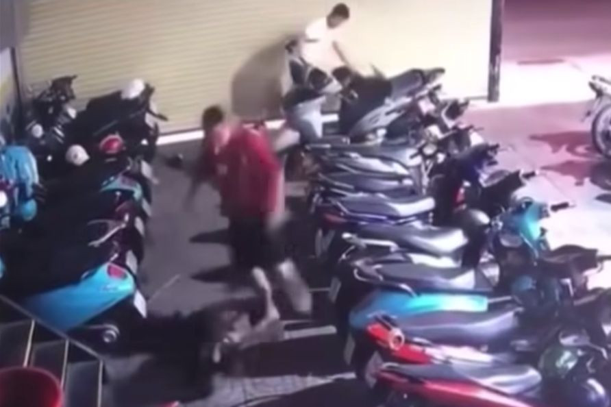 Chủ tiệm game (áo đỏ) đánh đập 2 thiếu niên được camera an ninh ghi lại. Ảnh cắt từ clip. Chủ tiệm game (áo đỏ) đánh đập 2 thiếu niên được camera an ninh ghi lại. Ảnh cắt từ clip.