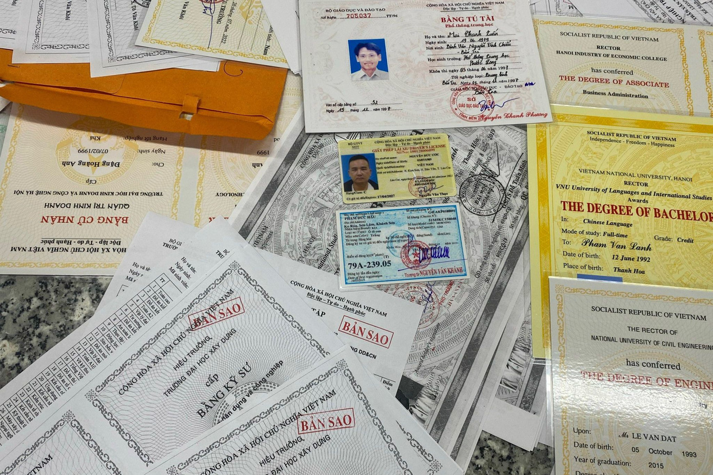 Các loại giấy tờ giả được vận chuyển từ Campuchia về TPHCM. Các loại giấy tờ giả được vận chuyển từ Campuchia về TPHCM.