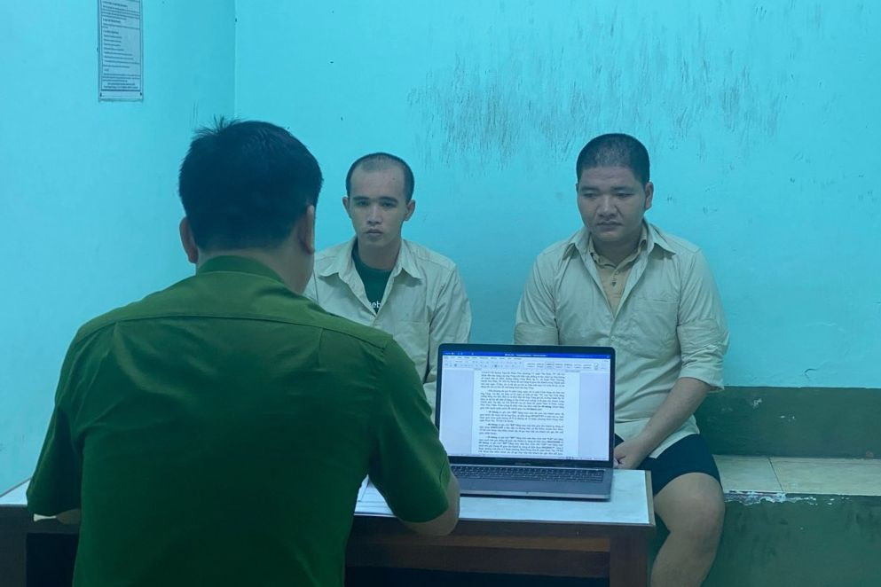 Điền Anh Tuấn (bên trái) và Trần Chu Thiên tại cơ quan công an. Điền Anh Tuấn (bên trái) và Trần Chu Thiên tại cơ quan công an.