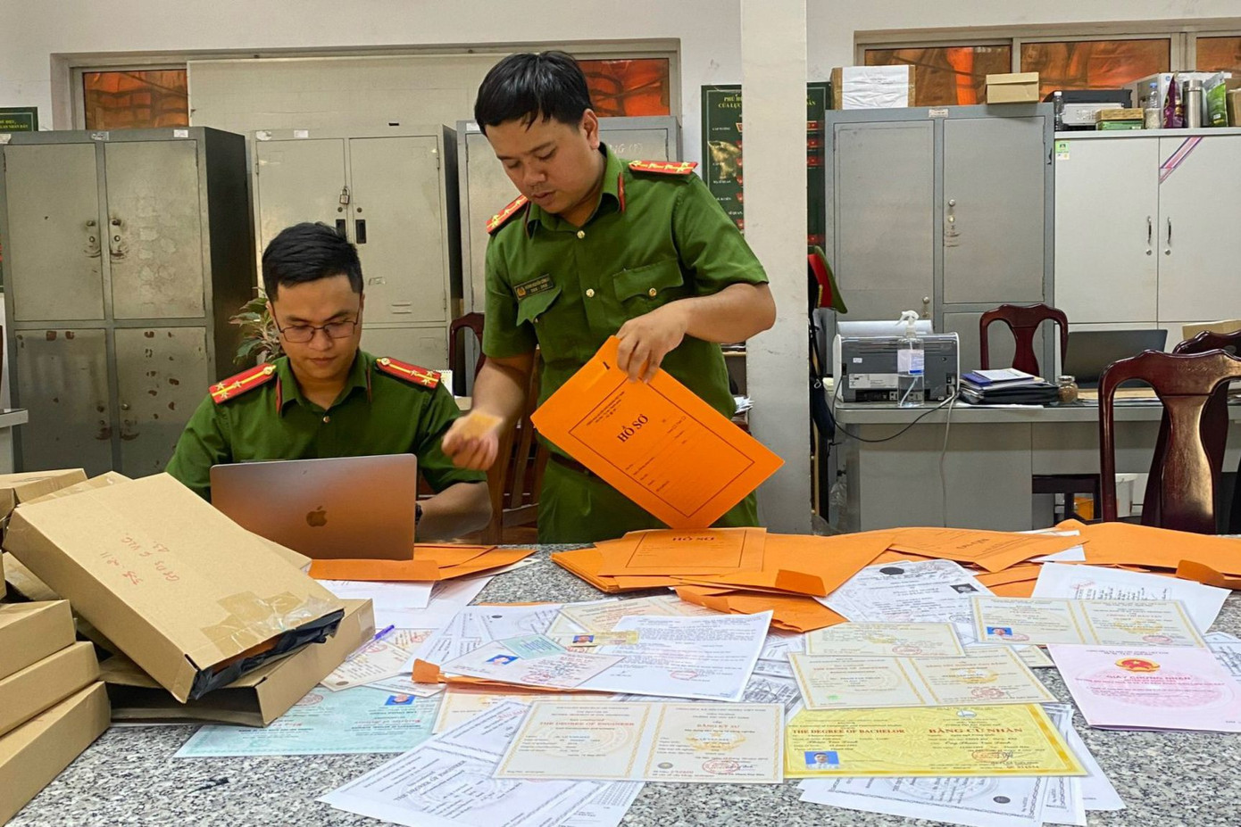 Cơ quan công an kiểm đếm tang vật. Cơ quan công an kiểm đếm tang vật.