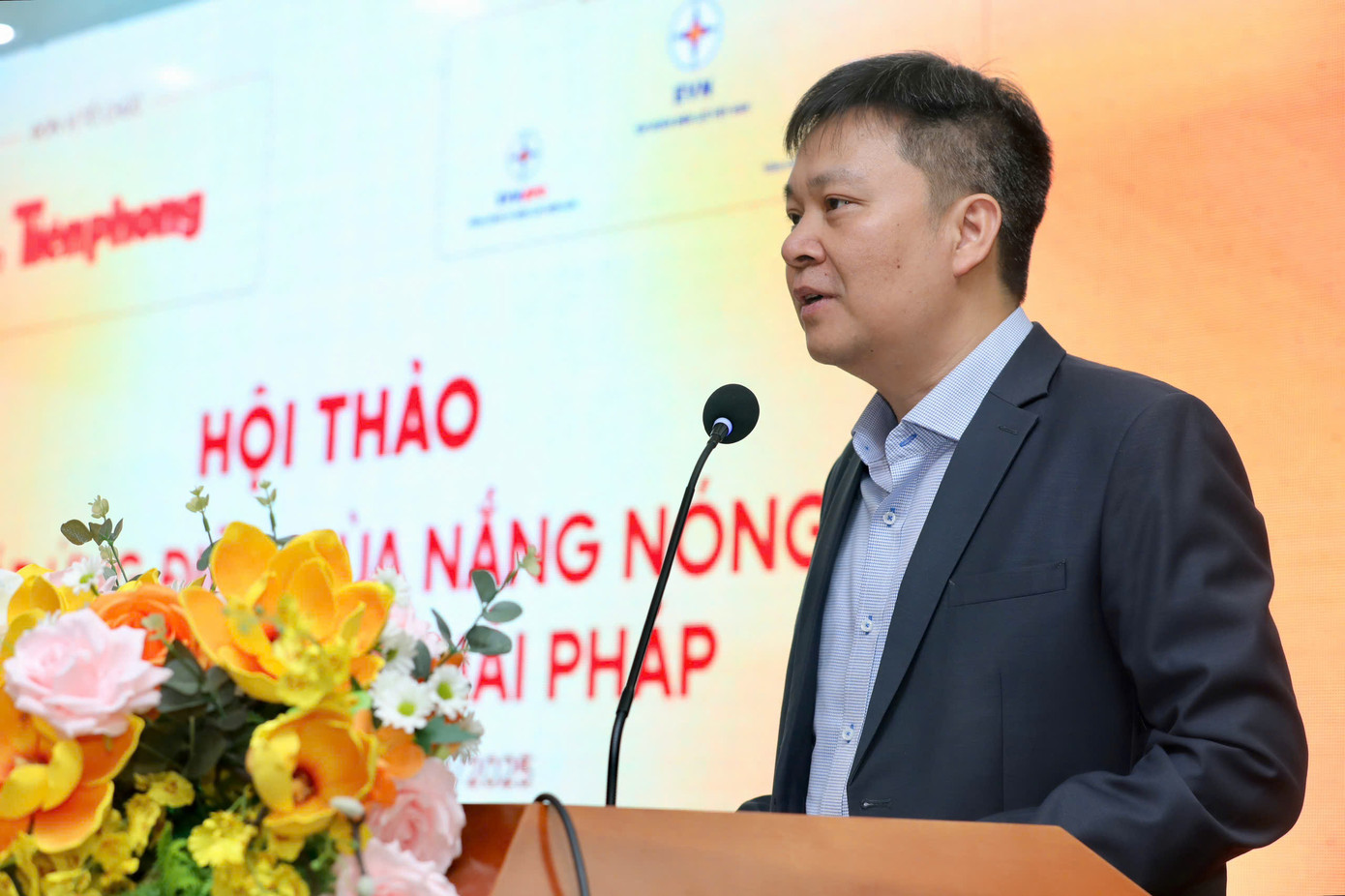 Ông Nguyễn Thế Hữu - Phó Cục trưởng Cục Điện lực, Bộ Công Thương - nói về tăng trưởng hai con số đối với ngành điện lực. Ảnh: Duy Anh.