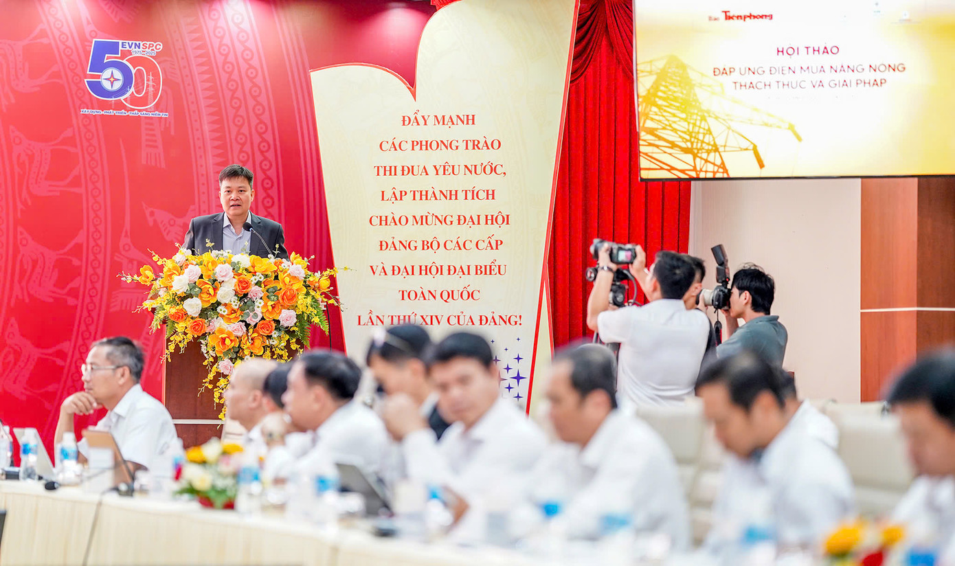 Ông Hữu đánh giá cao người dân, các doanh nghiệp, cơ quan đã có ý thức tốt trong việc dịch chuyển nhu cầu sử dụng điện chưa thật cần thiết ra khỏi những khung giờ phụ tải cao. Ảnh: Duy Anh.
