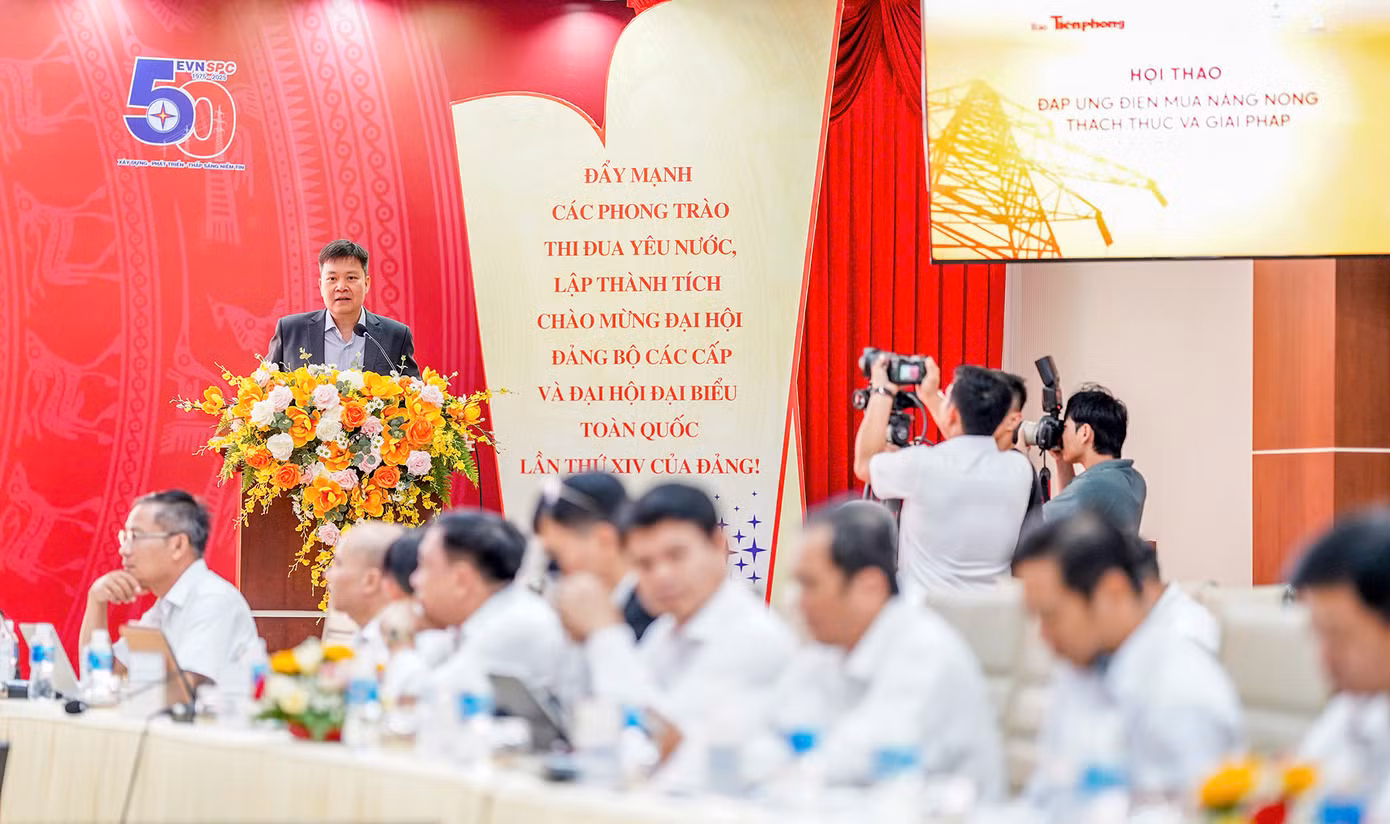 Ông Hữu đánh giá cao người dân, các doanh nghiệp, cơ quan đã có ý thức tốt trong việc dịch chuyển nhu cầu sử dụng điện chưa thật cần thiết ra khỏi những khung giờ phụ tải cao. Ảnh: Duy Anh.