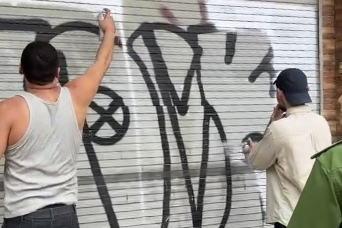 Lực lượng chức năng đưa 2 thanh niên đi khắc phục hậu quả.