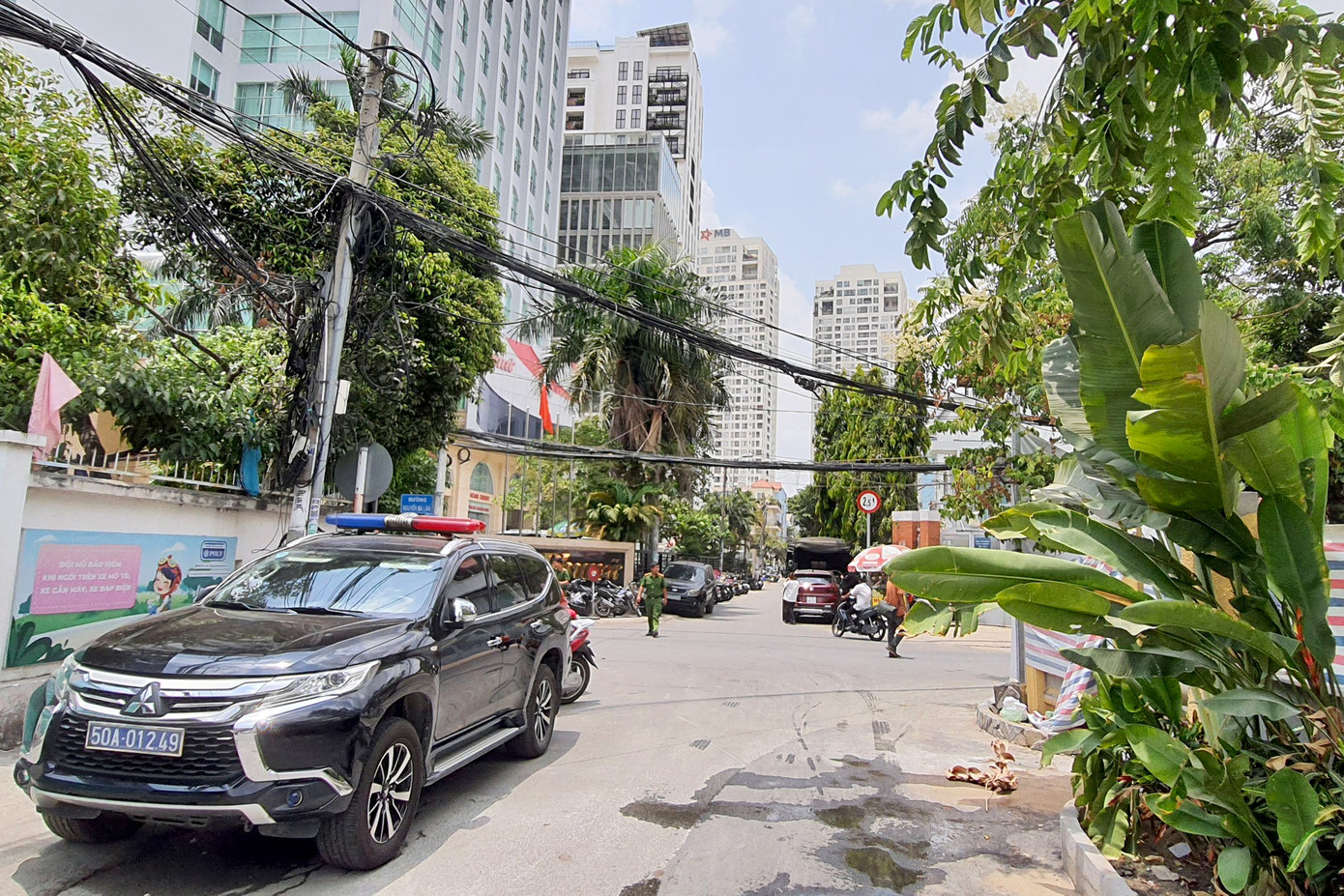 Xe công vụ có mặt tại tòa nhà trên đường Nguyễn Văn Giai. Ảnh: Minh Anh. Xe công vụ có mặt tại tòa nhà trên đường Nguyễn Văn Giai. Ảnh: Minh Anh.