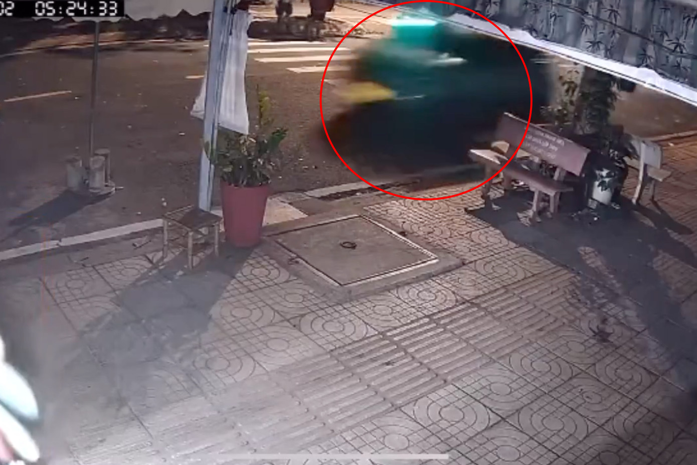 Camera ghi cảnh taxi công nghệ lao thẳng vào nhà dân. Ảnh cắt từ clip. Camera ghi cảnh taxi công nghệ lao thẳng vào nhà dân. Ảnh cắt từ clip.