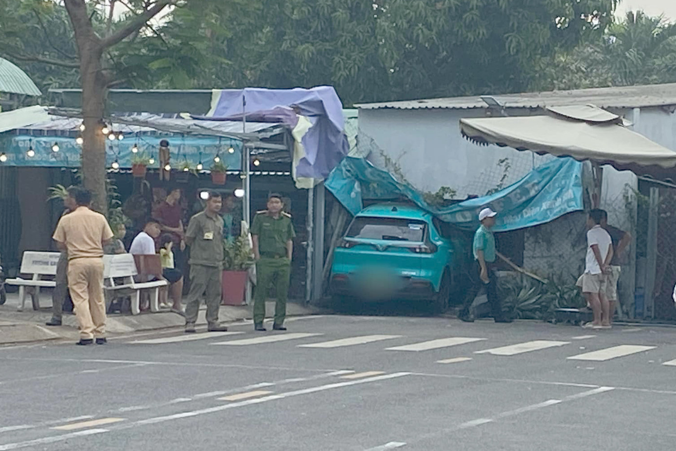 Lực lượng chức năng có mặt tại hiện trường. Ảnh: A.X. Lực lượng chức năng có mặt tại hiện trường. Ảnh: A.X.