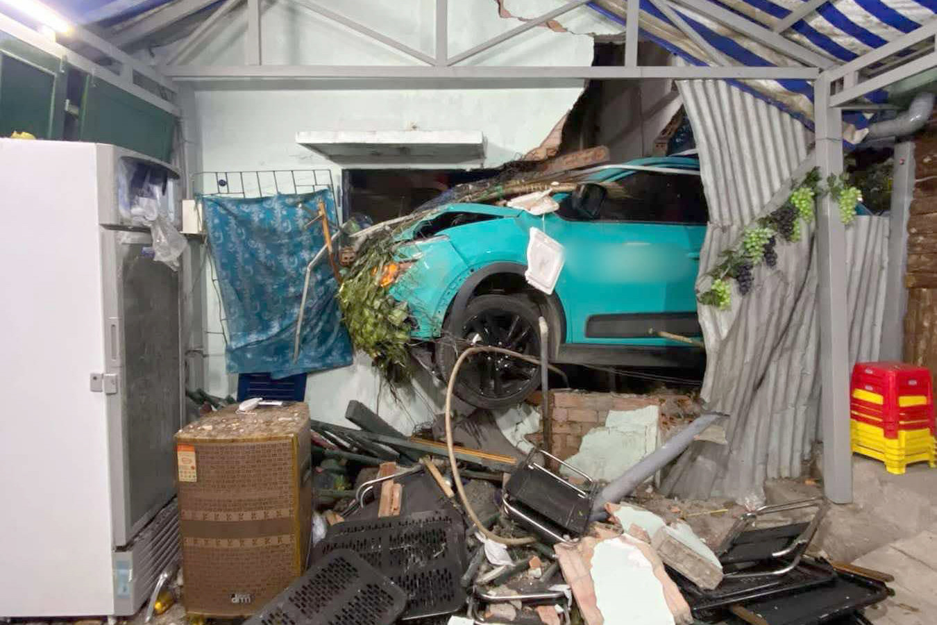 Tường nhà dân bị tông sập. Ảnh: A.X. Tường nhà dân bị tông sập. Ảnh: A.X.