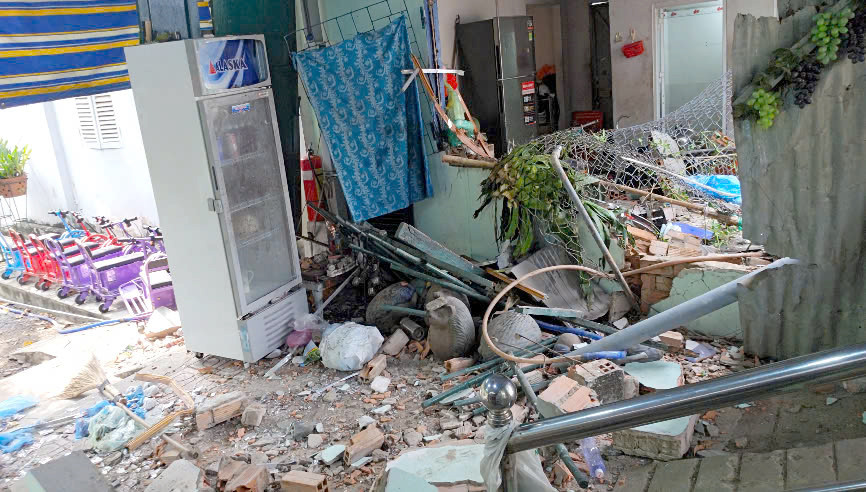 Một quán nước bên cạnh căn nhà cấp 4 cũng bị ảnh hưởng. Ảnh: A.X. Một quán nước bên cạnh căn nhà cấp 4 cũng bị ảnh hưởng. Ảnh: A.X.