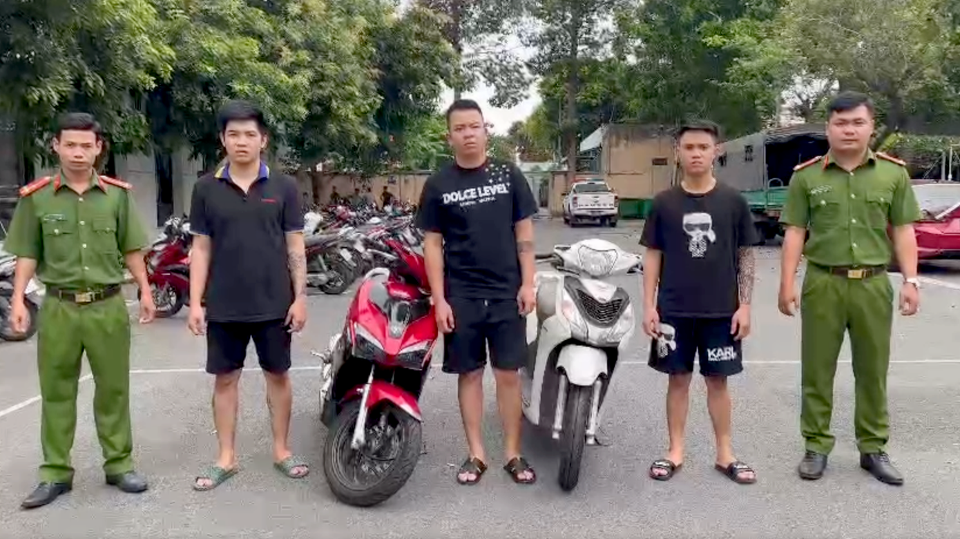 Từ phải qua, Quân, Du và Sơn. Từ phải qua, Quân, Du và Sơn.