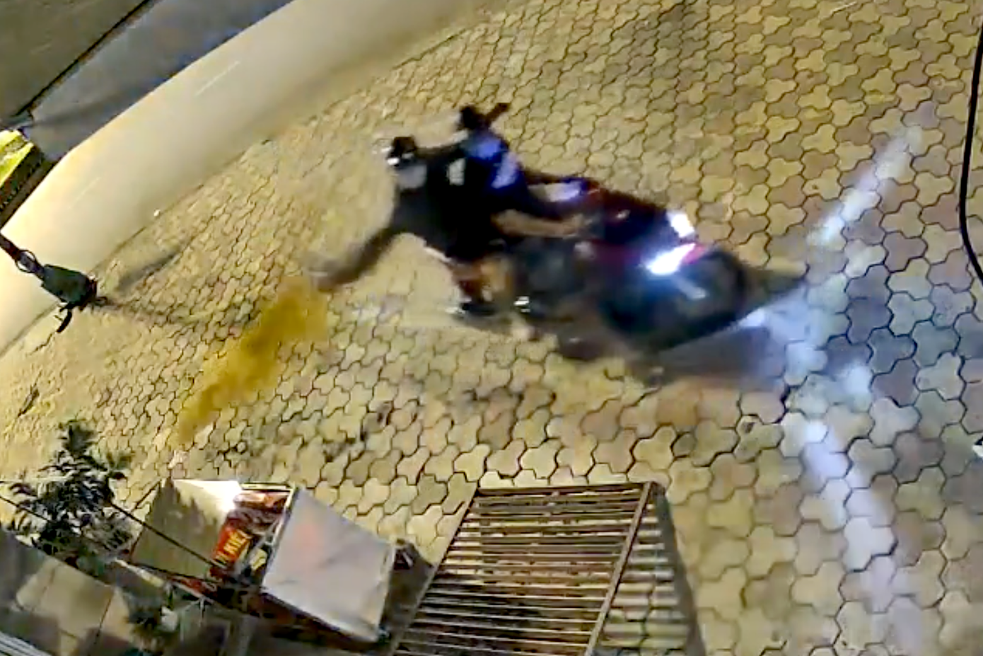 Hình ảnh Sơn và Du tạt sơn vào nhà chị P được camera ghi lại (Ảnh cắt từ clip). Hình ảnh Sơn và Du tạt sơn vào nhà chị P được camera ghi lại (Ảnh cắt từ clip).