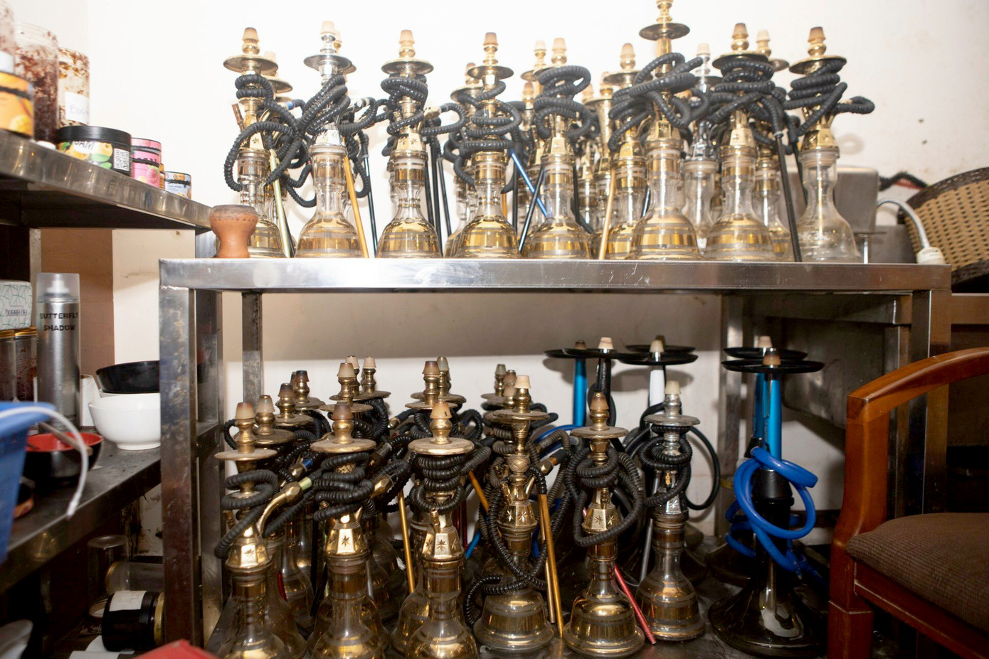 Hàng chục dụng cụ để hút shisa trong một quán bia club.