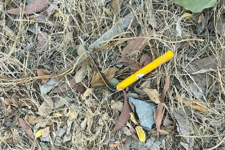 Con dao bị bỏ lại hiện trường. Con dao bị bỏ lại hiện trường.