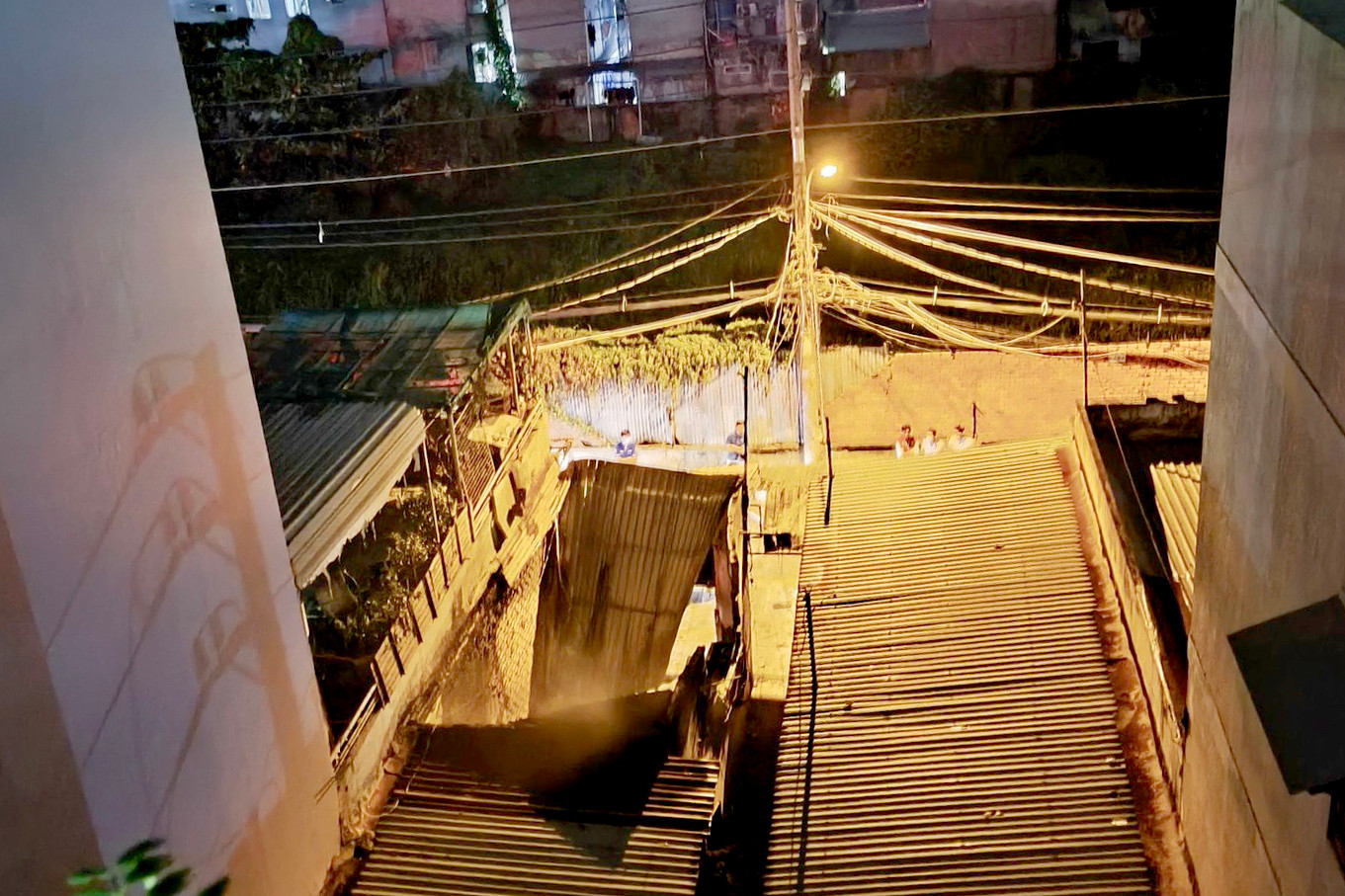 Mái tôn cửa hàng điện lạnh bị đổ sập. Ảnh: C.A.