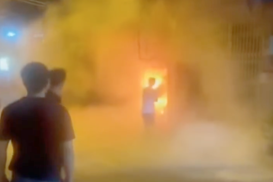 Người dân huy động bình chữa cháy để dập lửa nhưng không thành. Ảnh: C.A.