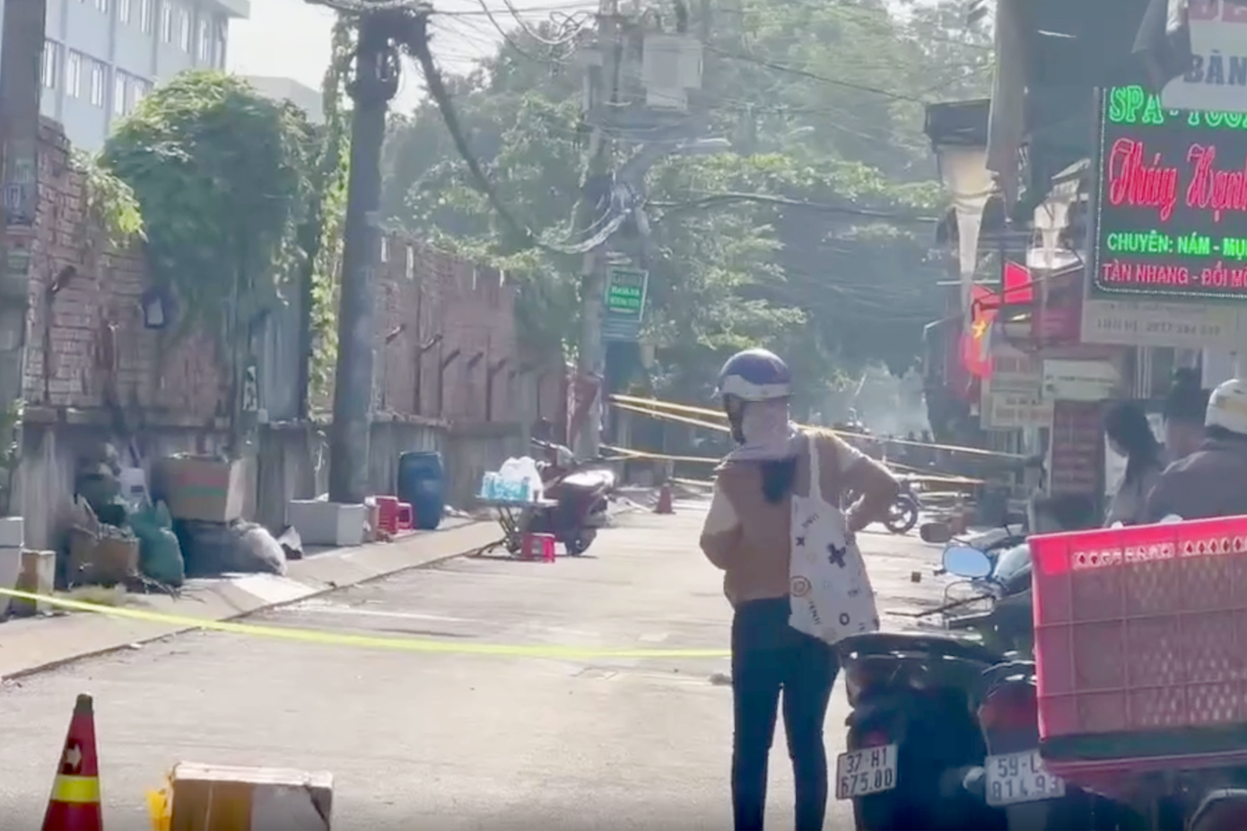 Hiện trường vụ cháy được lực lượng chức năng căng dây phong tỏa. Ảnh: C.A.