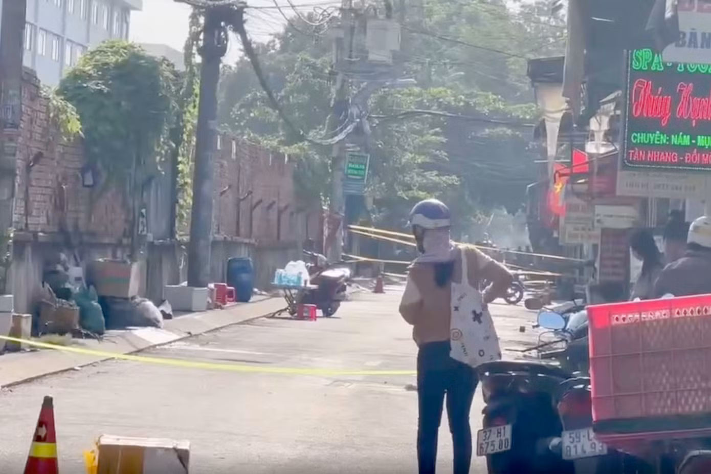 Hiện trường vụ cháy được lực lượng chức năng căng dây phong tỏa. Ảnh: C.A.