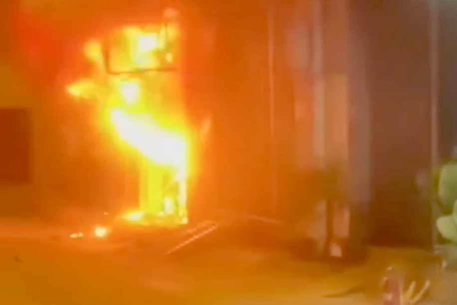 Lửa bao trùm mặt trước cửa cửa hàng. Ảnh: C.A.