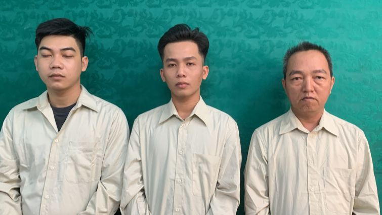 Từ phải qua, các bị can Cường, Khoa và Hạnh (Ảnh: A.X.). Từ phải qua, các bị can Cường, Khoa và Hạnh (Ảnh: A.X.).