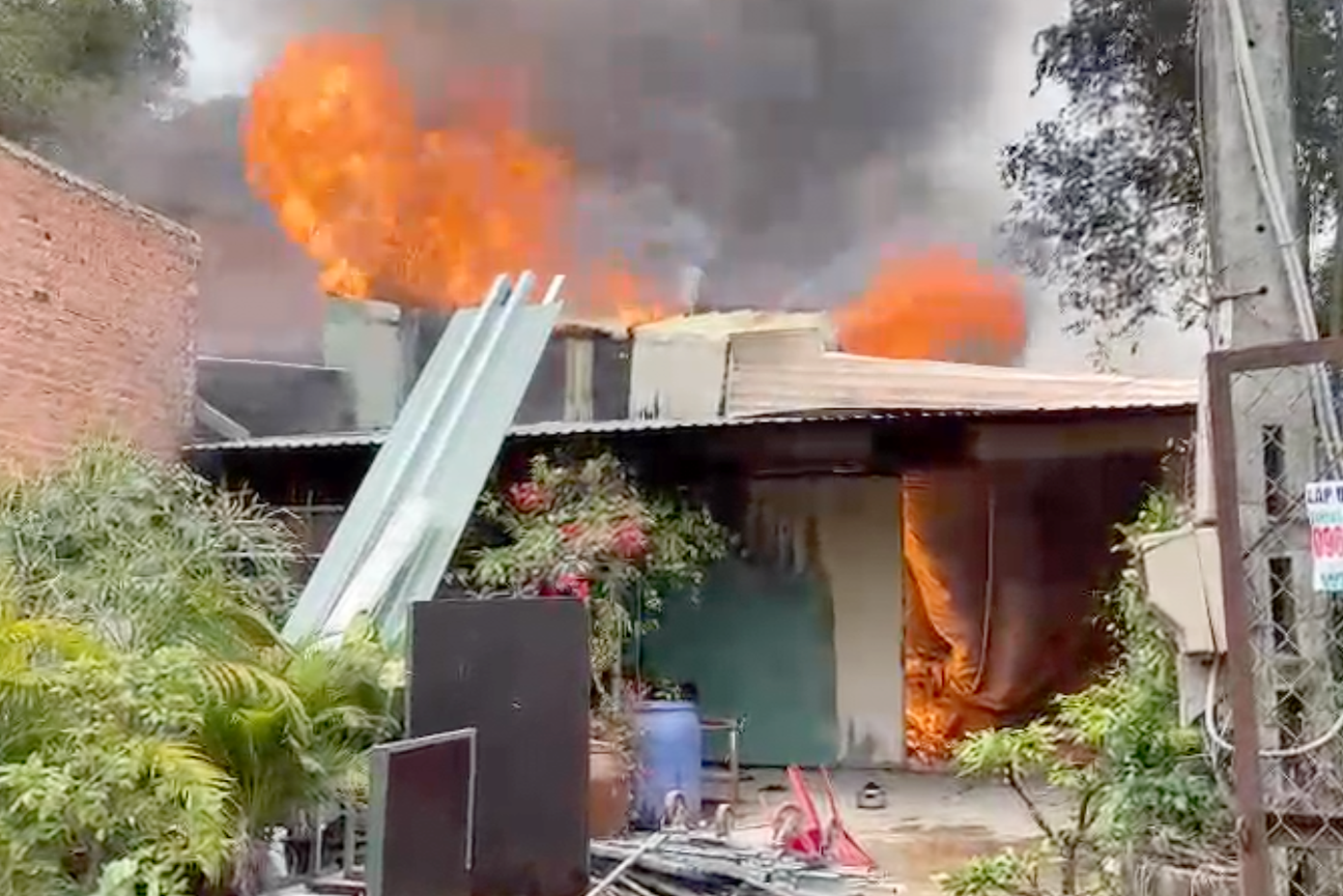 Lửa bao trùm xưởng gỗ.