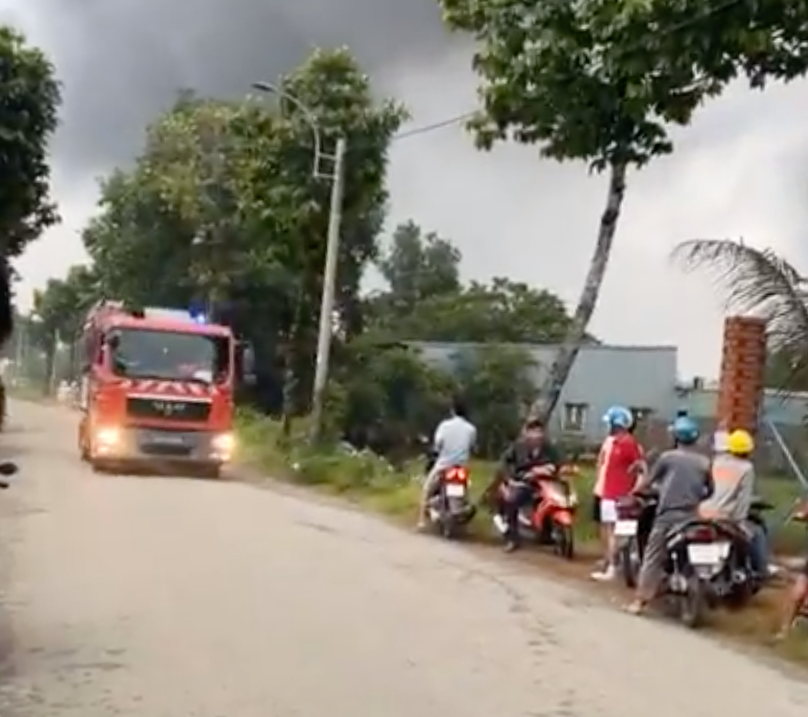 Xe chữa cháy được điều đến hiện trường. Ảnh: C.A. Xe chữa cháy được điều đến hiện trường. Ảnh: C.A.