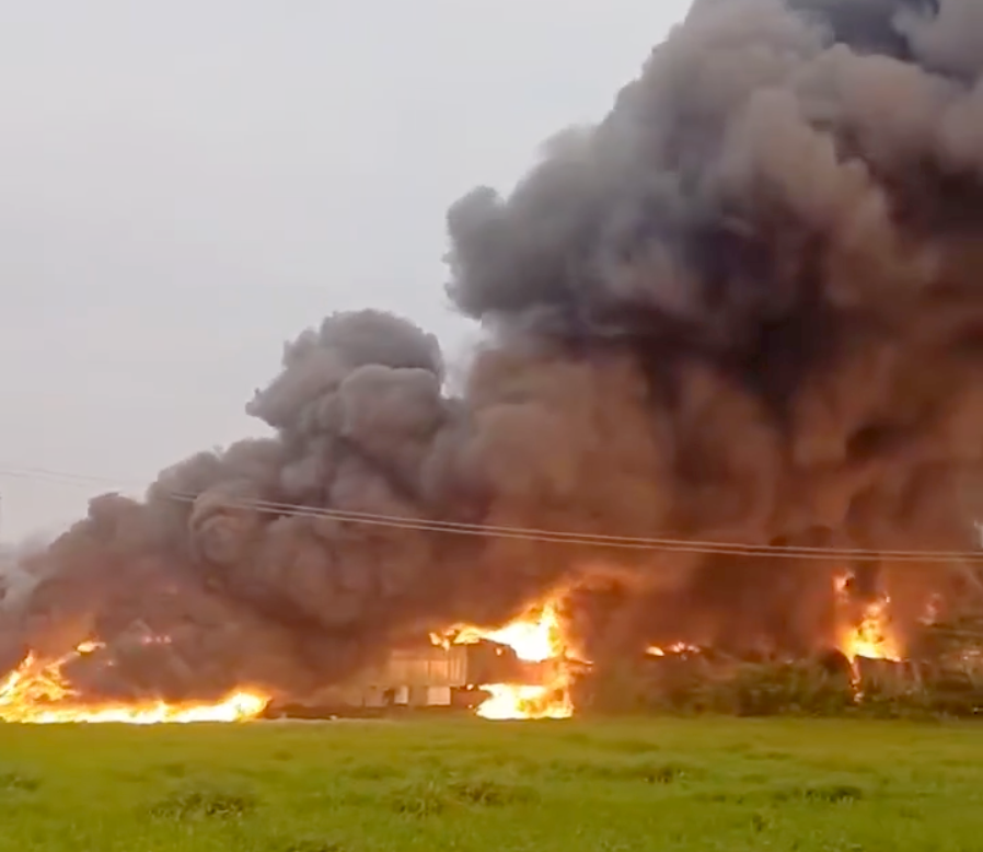 Lửa và khói đen bao trùm cơ sở phế liệu. Ảnh: C.A. Lửa và khói đen bao trùm cơ sở phế liệu. Ảnh: C.A.