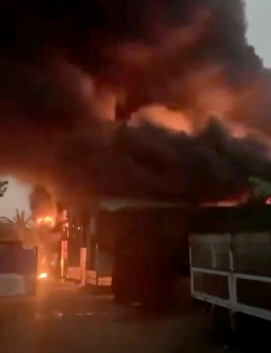 Cơ sở phế liệu xảy ra hỏa hoạn. Ảnh: C.A. Cơ sở phế liệu xảy ra hỏa hoạn. Ảnh: C.A.