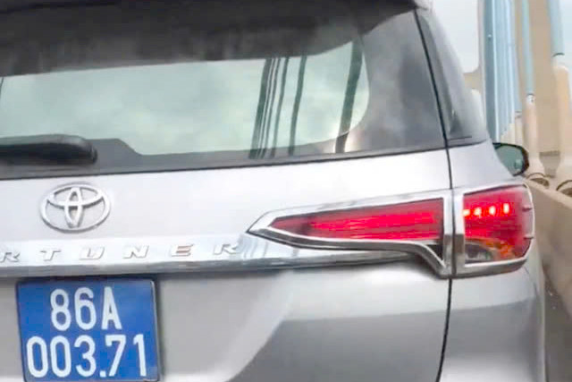 Ô tô biển số xanh đi vào làn xe máy trên cầu Phú Mỹ bị người dân ghi lại. Ảnh: C.A.